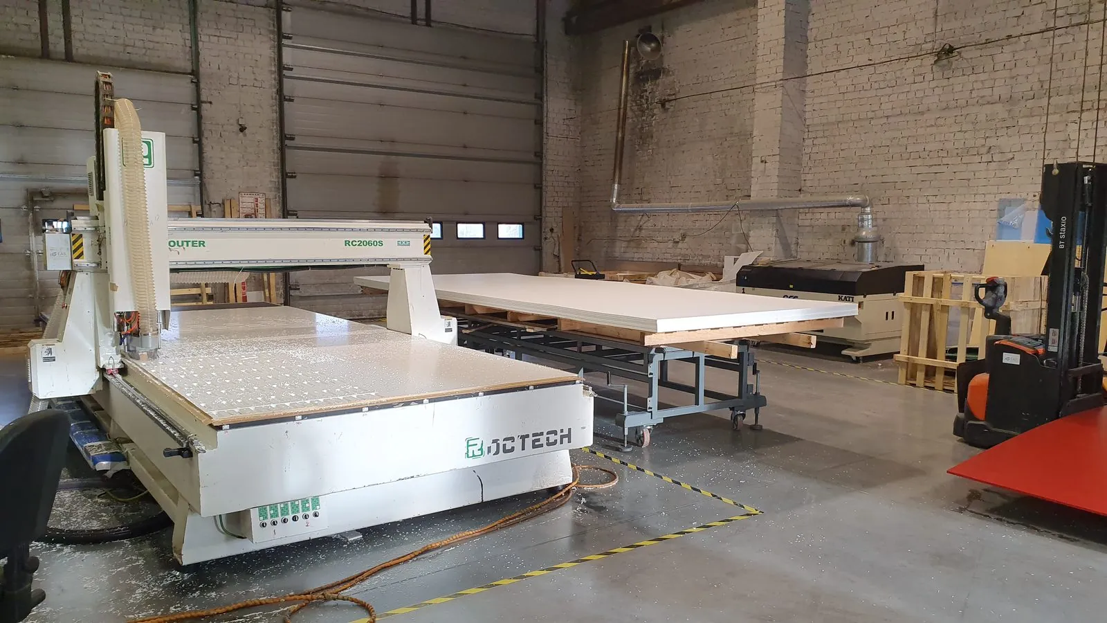 Suur CNC-freespink tootmishoones