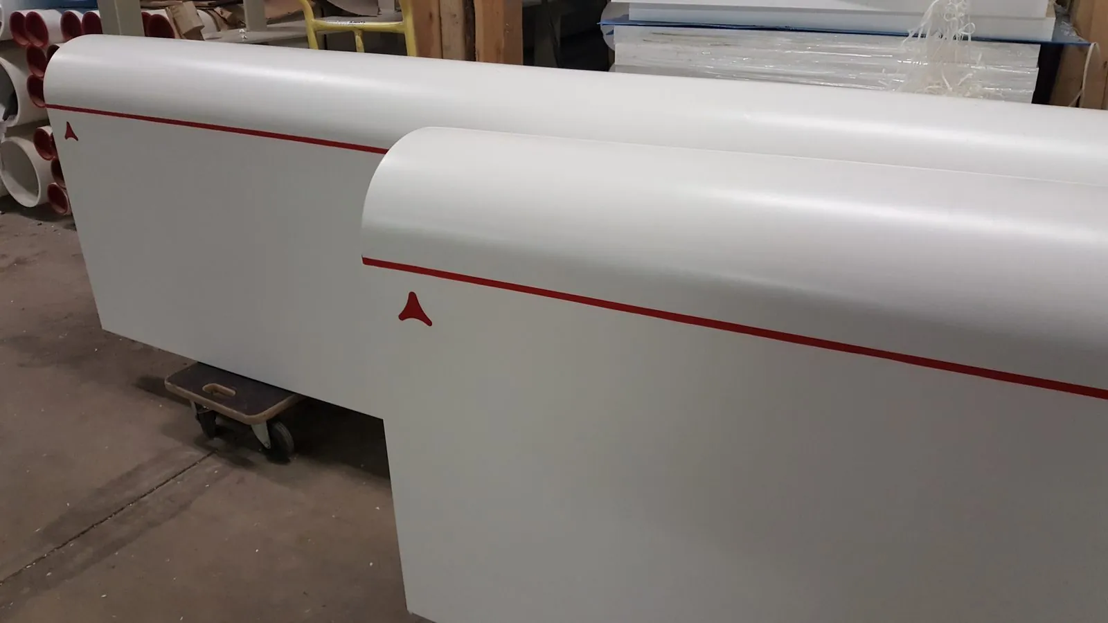 Valge plastdetail punase keevisõmblusega