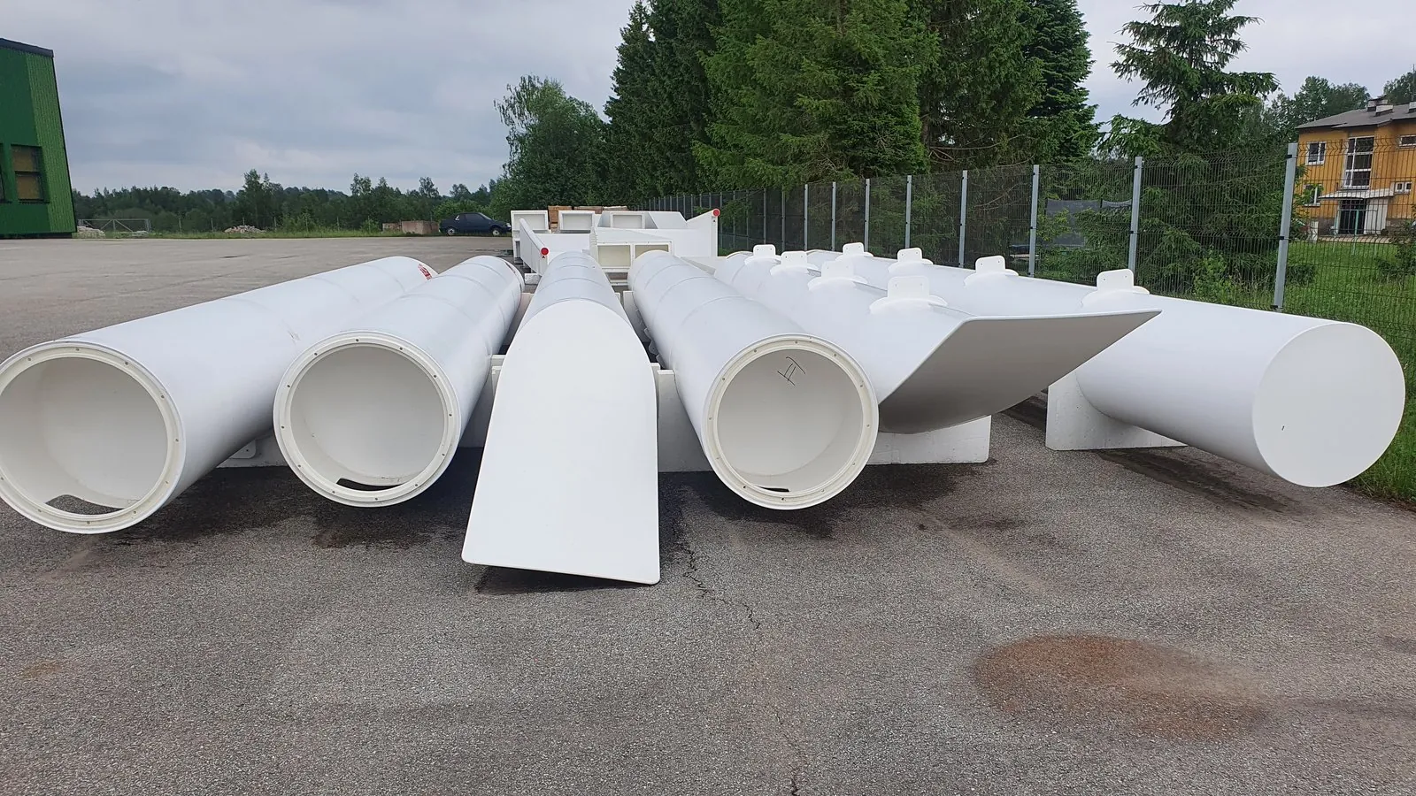 Suured valged plasttorud ja toruosad platsil