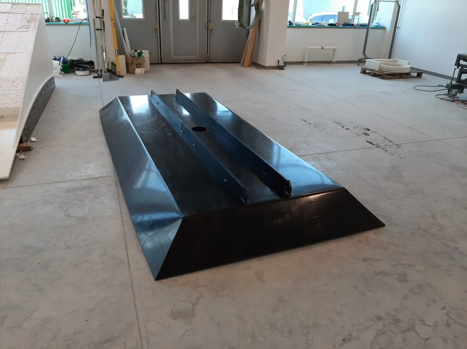 Must plastist ventilatsioonikubu tootmishoone põrandal