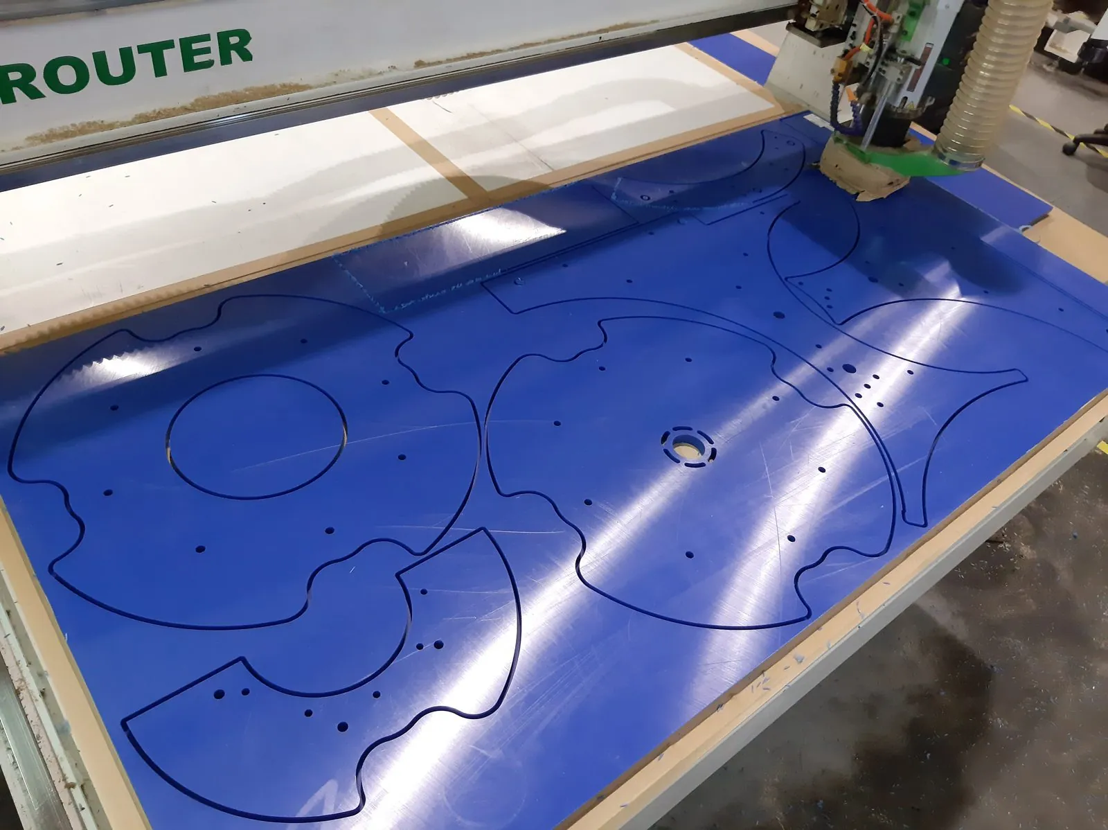 CNC-freespingil plaadist välja freesitud sinised plastdetailid