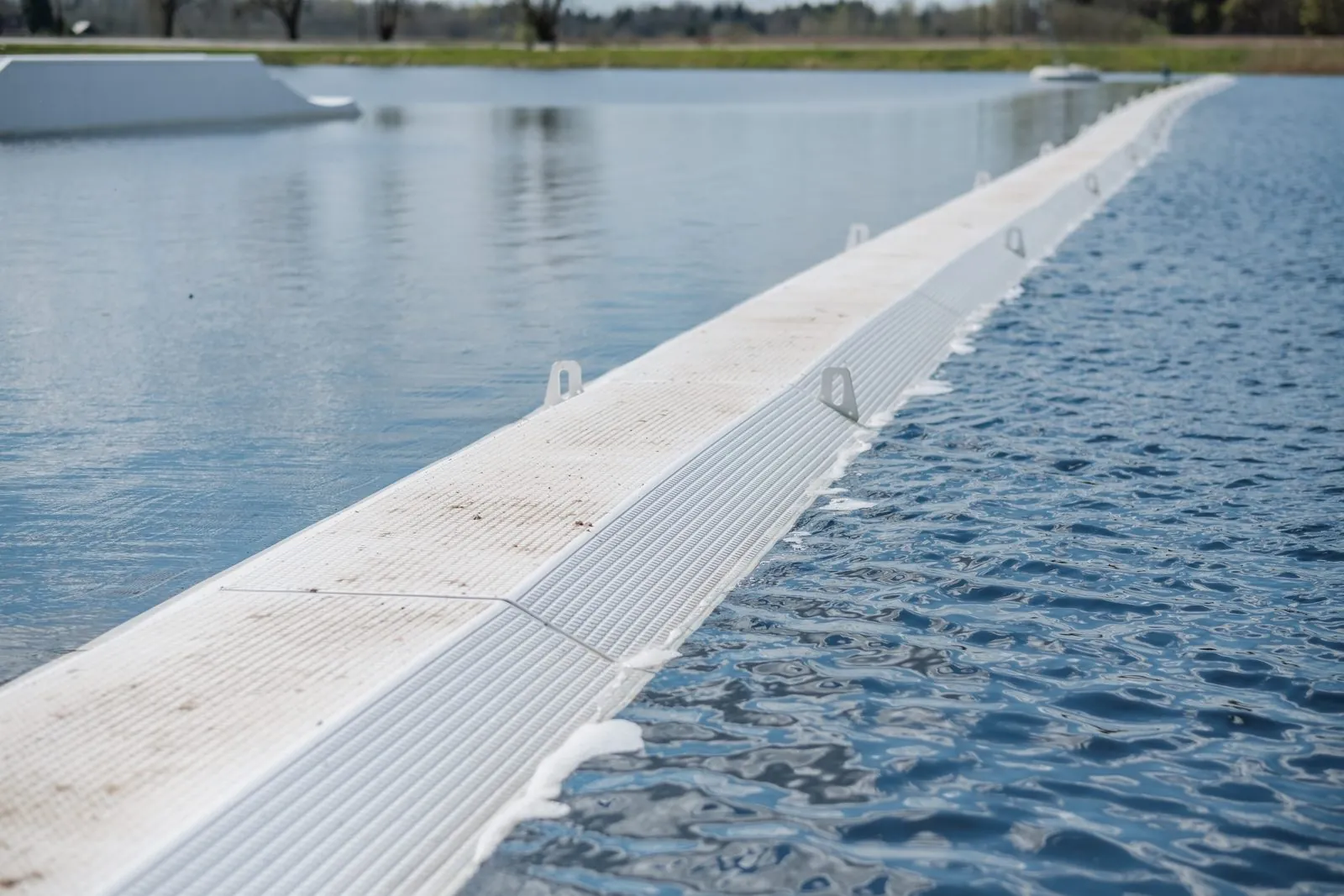Valge ujuvsild sinisel veel